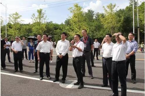 金狮贵宾会_尊贵显赫大健康医药产业园迎来贵阳市半年经济工作会现场观摩组.jpg